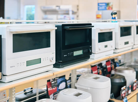 店内でお客様に商品を説明する様子