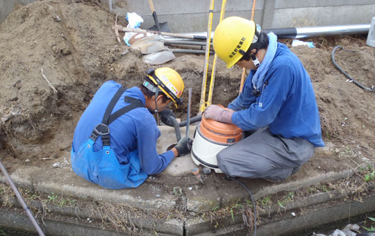 電気工事を行っている写真