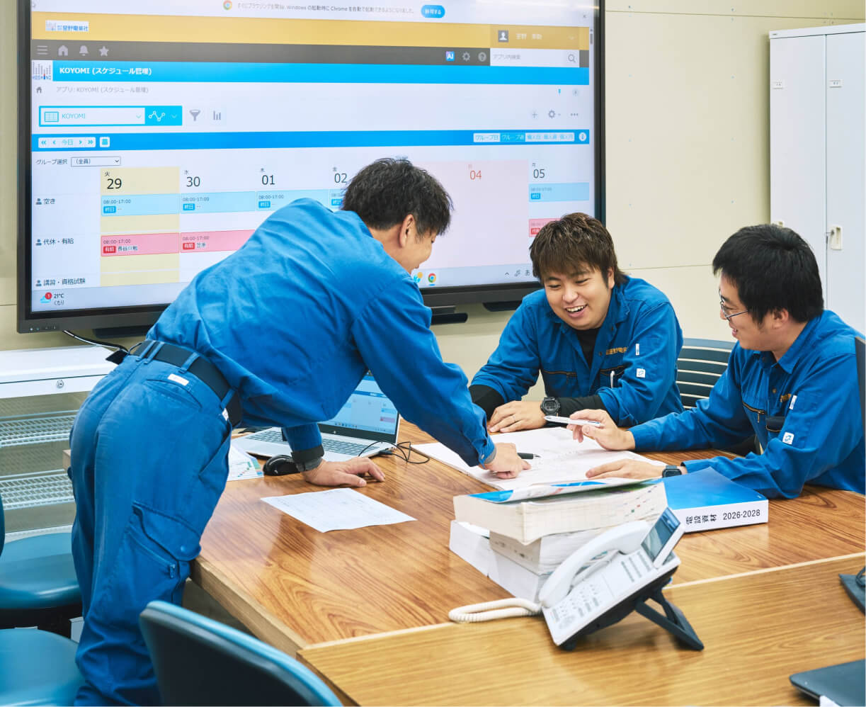 お客様と打ち合わせをする社員