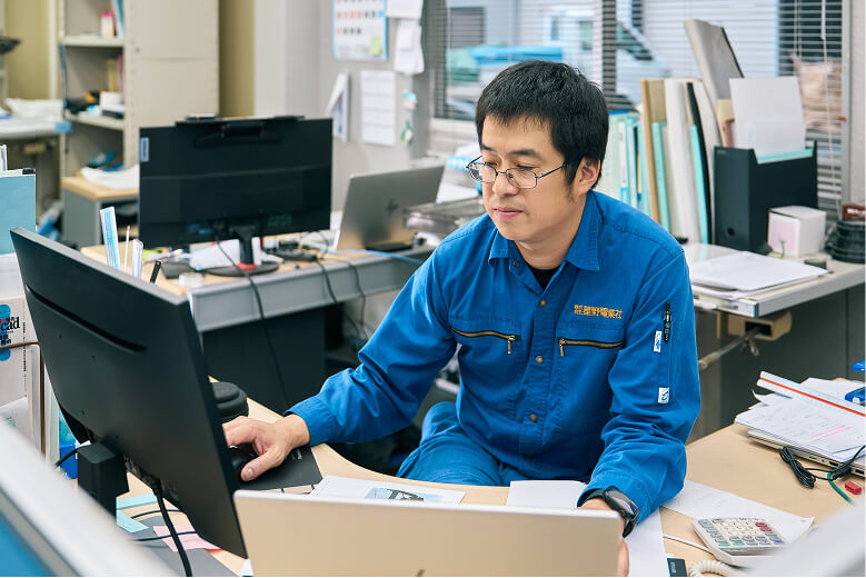 事務所での事務作業