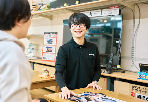お客様に商品を説明する様子