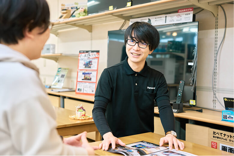 カウンターでの接客の様子