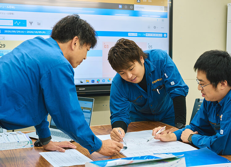 モニターの前で図面を確認する社員